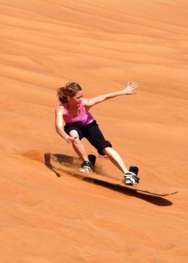 Sandboarding — oblíbená zábava v Dubaji. zdroj: wikipedia.org